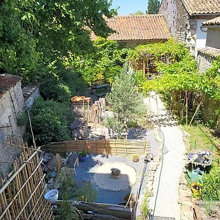D'hote Woody Bed and Breakfast Chef-Boutonne